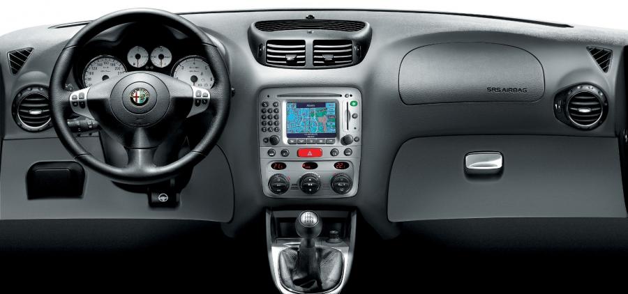 Торпедо Alfa Romeo 147 5-Door 2005 года  (фото 4 из 11)